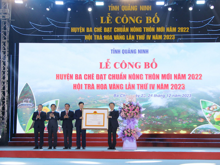Thừa ủy quyền của Thủ tướng Chính phủ, Chủ tịch Ủy ban nhân dân tỉnh Quảng Ninh Cao Tường Huy đã trao Quyết định huyện đạt chuẩn nông thôn mới cho huyện Ba Chẽ.
