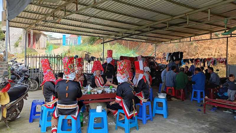 Sau lễ cúng, con cháu trong dòng tộc sum vầy bên nhau thụ lộc và trò chuyện mong ước về một năm mới sung túc, phát triển. Sau lễ cúng, con cháu trong dòng tộc sum vầy bên nhau thụ lộc và trò chuyện mong ước về một năm mới sung túc, phát triển.