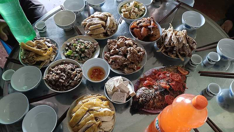 Mâm cỗ chủ yếu là các sản vật do người dân nuôi, trồng. Mâm cỗ chủ yếu là các sản vật do người dân nuôi, trồng.