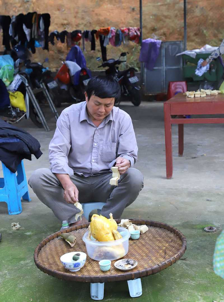 Cùng với mâm cỗ cúng Tổ tiên trong nhà thì có thêm mâm cúng ngoài sân để cảm ơn trời đất đã phù hộ cho mưa thuận gió hòa, mùa màng bội thu. Cùng với mâm cỗ cúng Tổ tiên trong nhà thì có thêm mâm cúng ngoài sân để cảm ơn trời đất đã phù hộ cho mưa thuận gió hòa, mùa màng bội thu.