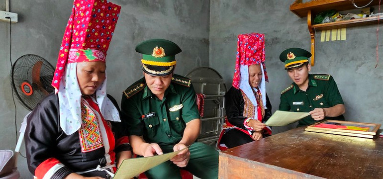 Cán bộ Trạm Biên phòng Cửa khẩu Hoành Mô xuống tận thôn, bản tuyên truyền Luật Biên phòng cho người dân ở thôn Phai Lầu, xã Hoành Mô, Bình Liêu.