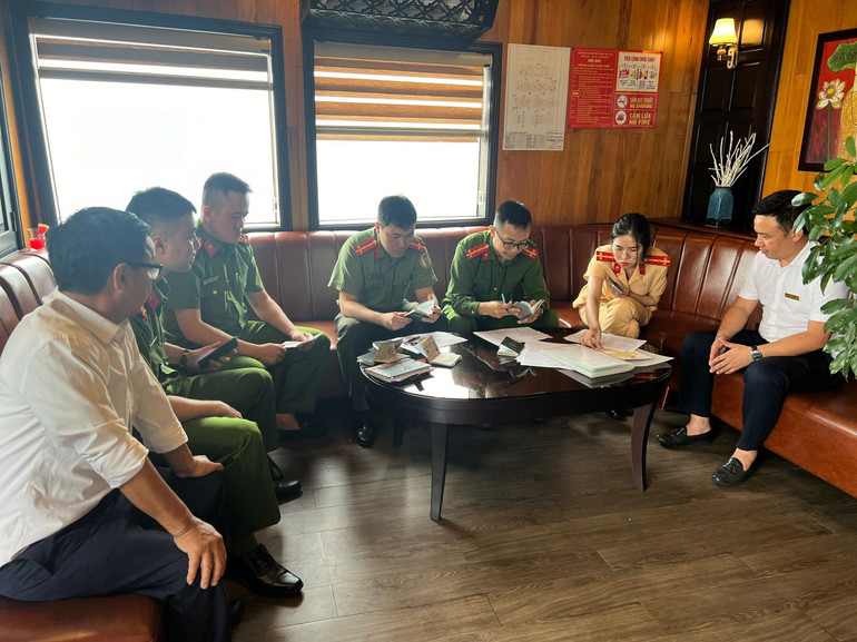 Phòng Quản lý xuất nhập cảnh Công an tỉnh Quảng Ninh kiểm tra các tàu lưu trú trên Vịnh Hạ Long.