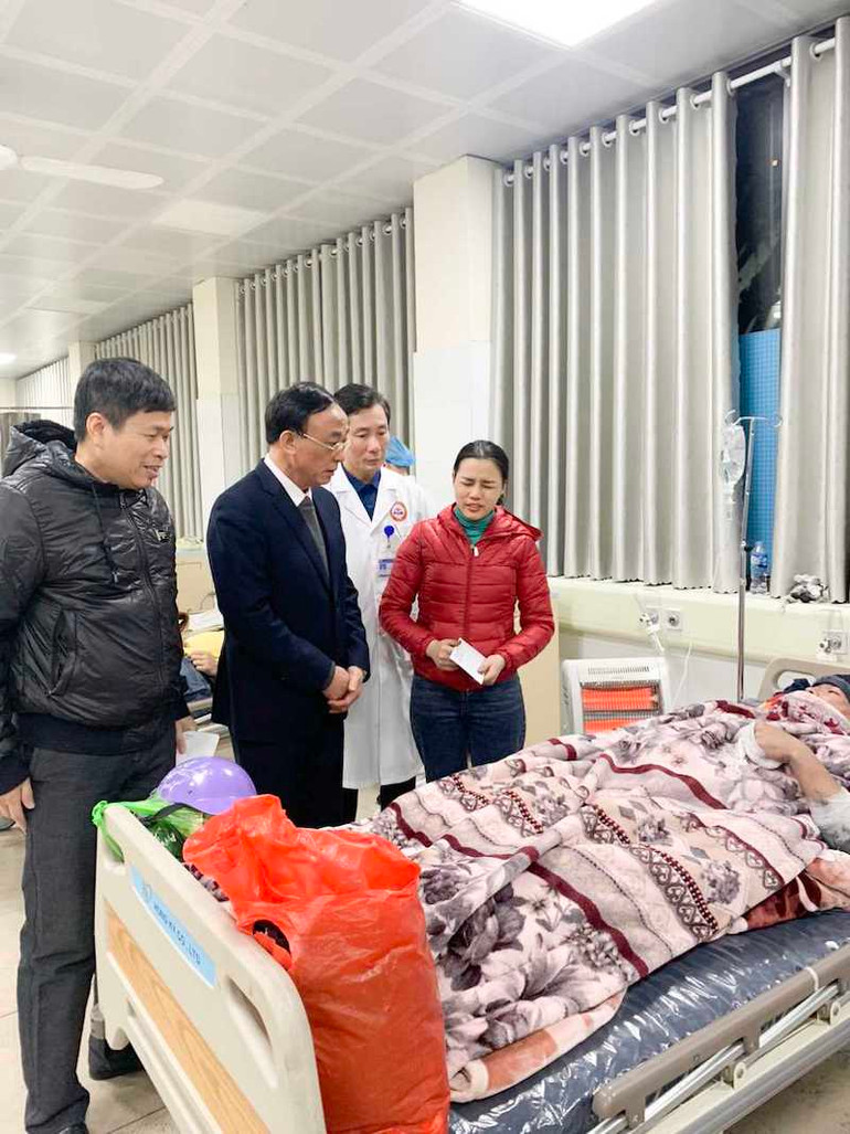 Lãnh đạo thành phố Cẩm Phả thăm hỏi, động viên các nạn nhân bị thương tại Bệnh viện Đa khoa khu vực Cẩm Phả.