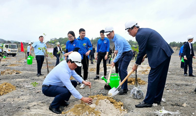 Lãnh đạo tập đoàn tham gia trồng cây đầu Xuân trên khai trường Công ty Than Núi Béo-Vinacomin.