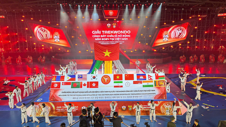 Chương trình nghệ thuật có chủ đề "Vòng tay bè bạn" đã tạo ấn tượng mạnh mẽ cho khán giả Quảng Ninh.