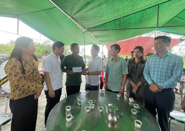 Lãnh đạo huyện Hải Hà đến thăm hỏi, động viên và trao tiền hỗ trợ cho gia đình các nạn nhân.
