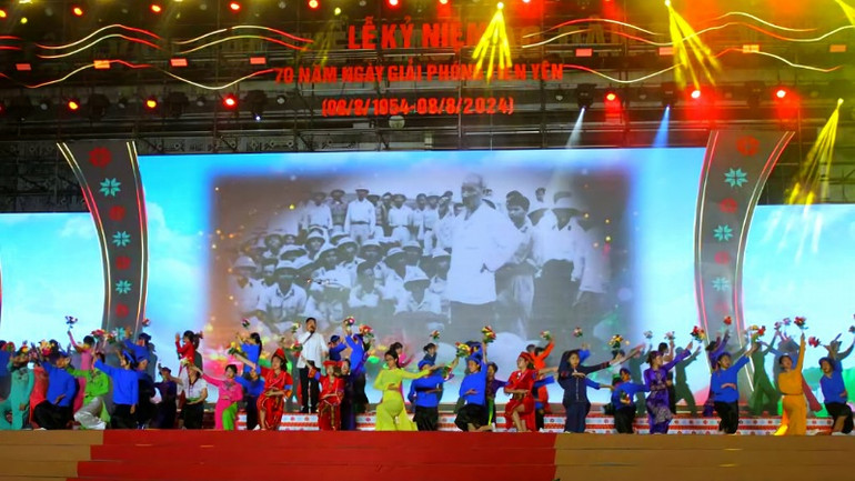 Chương trình nghệ thuật đặc sắc với chủ đề "Tiên Yên - Bản hùng ca khát vọng vươn xa". Chương trình nghệ thuật đặc sắc với chủ đề "Tiên Yên - Bản hùng ca khát vọng vươn xa".