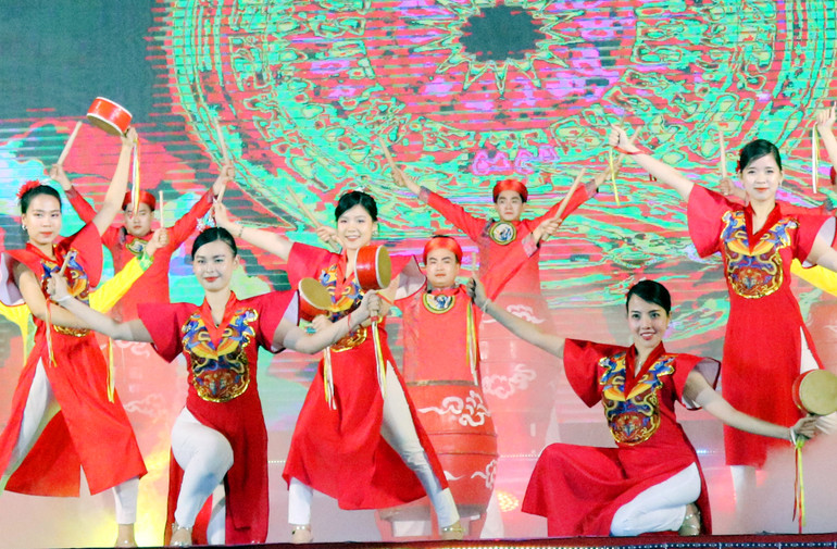 Chương trình nghệ thuật đặc sắc với chủ đề "Bạch Đằng-Bản hùng ca của dân tộc". Chương trình nghệ thuật đặc sắc với chủ đề "Bạch Đằng-Bản hùng ca của dân tộc".