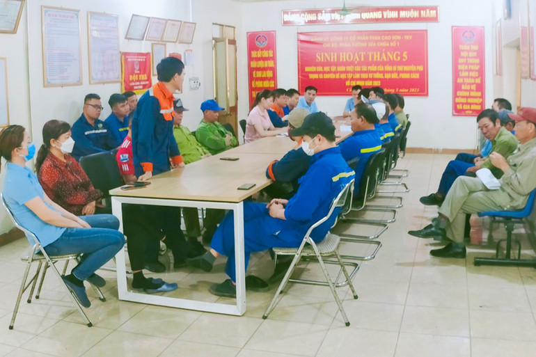 Đảng viên Trần Văn Thơm (Người đứng trong ảnh) luôn là tấm gương mẫu mực cho anh em trong chi bộ và phân xưởng sửa chữa 1 học tập và làm theo.