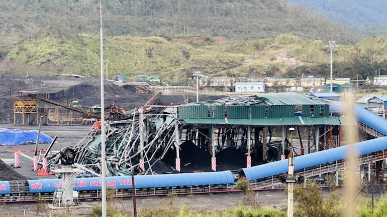 Khu vực sàng tuyển than của Công ty Cổ phần Than Núi Béo bị hư hỏng sau bão số 3. Khu vực sàng tuyển than của Công ty Cổ phần Than Núi Béo bị hư hỏng sau bão số 3.