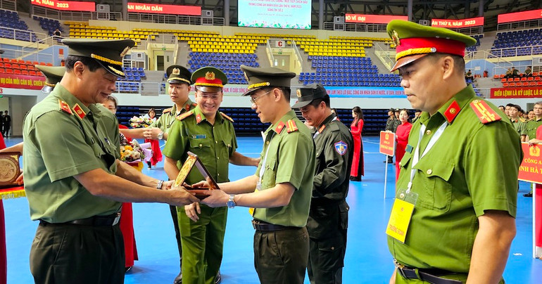 Lãnh đạo Bộ Công an tặng hoa và lưu niệm cho các đoàn tham gia Hội thi.