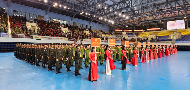 Đại diện 19 đoàn vận động viên gồm các đơn vị nghiệp vụ thuộc Bộ Công an và Công an các địa phương tham dự Hội thi.