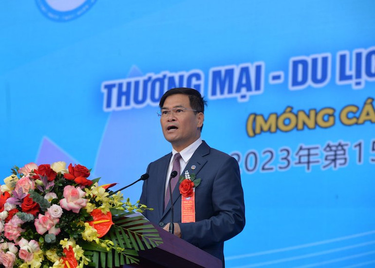 Phó Chủ tịch Ủy ban nhân dân tỉnh Quảng Ninh Bùi Văn Khắng phát biểu chào mừng khai mạc Hội chợ.