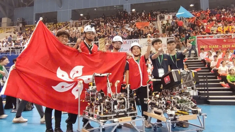 Đội tuyển Hong Kong (Trung Quốc) giành chức vô địch ABU Robocon 2024 và Đội tuyển Việt Nam 1 giành ngôi Á quân. Đội tuyển Hong Kong (Trung Quốc) giành chức vô địch ABU Robocon 2024 và Đội tuyển Việt Nam 1 giành ngôi Á quân.