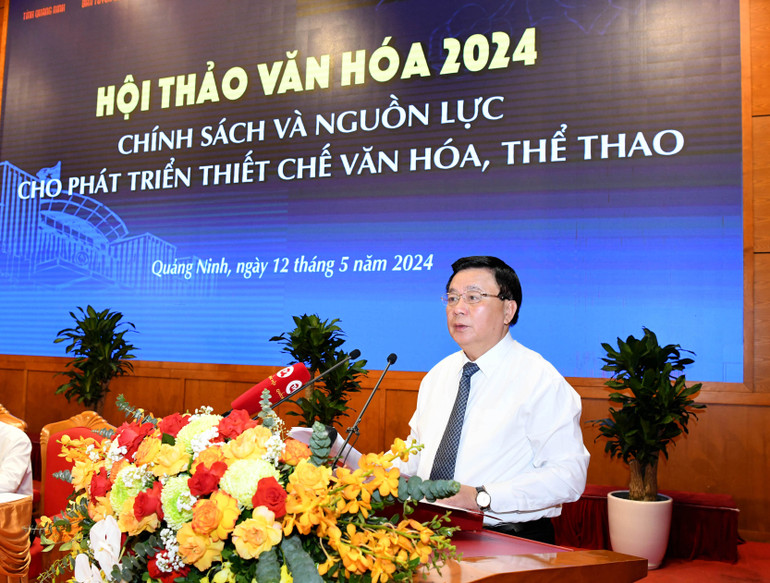 Đồng chí Nguyễn Xuân Thắng phát biểu đề dẫn Hội thảo.