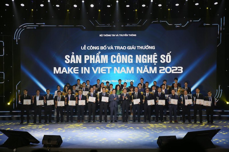 Bộ Thông tin và Truyền thông công bố và trao Giải thưởng sản phẩm công nghệ Make in Việt Nam tôn vinh các doanh nghiệp, tổ chức có sản phẩm, giải pháp và dịch vụ công nghệ số xuất sắc. Bộ Thông tin và Truyền thông công bố và trao Giải thưởng sản phẩm công nghệ Make in Việt Nam tôn vinh các doanh nghiệp, tổ chức có sản phẩm, giải pháp và dịch vụ công nghệ số xuất sắc.