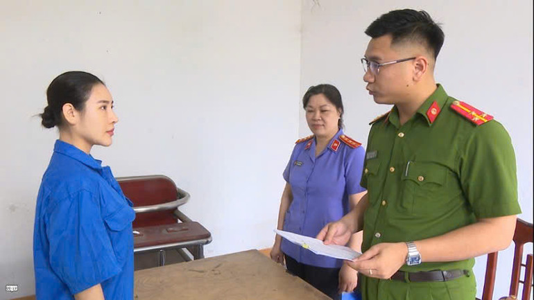 Tống đạt Quyết định tố tụng đối với Phạm Thu Thảo.