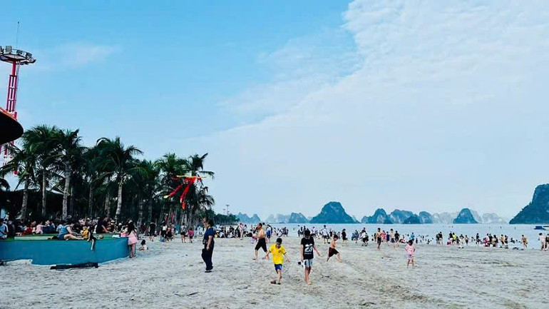 Bãi biển Phương Đông, Vân Đồn đón lượng khách tăng mạnh trong những ngày đầu nghỉ lễ. Bãi biển Phương Đông, Vân Đồn đón lượng khách tăng mạnh trong những ngày đầu nghỉ lễ.