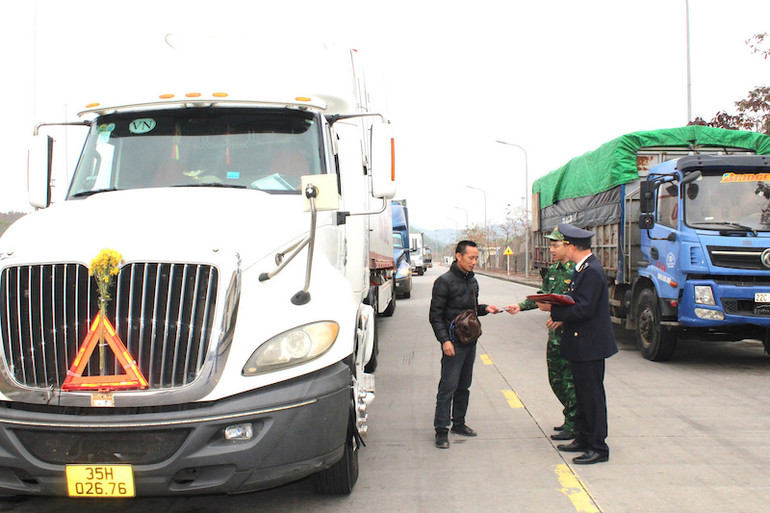Các phương tiện chở hàng hóa thông quan tại Lối mở Cầu phao Km3+4 Hải Yên, Móng Cái.