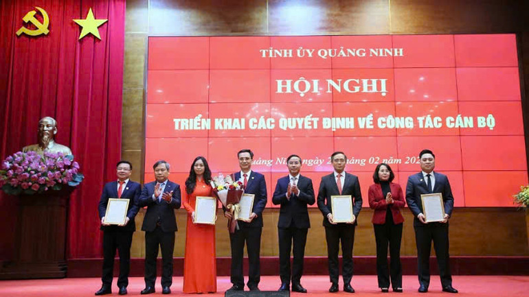 Thường trực Tỉnh ủy Quảng Ninh trao quyết định thành lập Sở Khoa học và Công nghệ và tặng hoa chúc mừng.