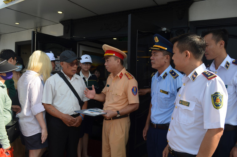 Công an Quảng Ninh phối hợp với các lực lượng chức năng tuyên truyền các quy định về bảo đảm an toàn giao thông đường thủy và cung cấp đường dây nóng tiếp nhận phản ánh của người dân và du khách.