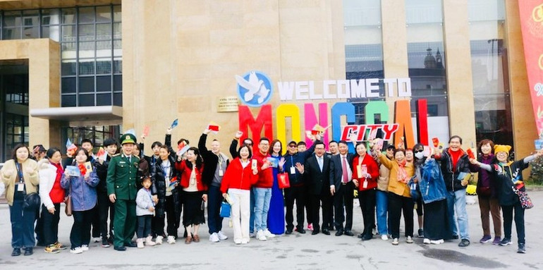 Du khách được hỗ trợ bảo đảm an ninh khi làm thủ tục xuất nhập cảnh qua Cửa khẩu Quốc tế Móng Cái, Quảng Ninh.