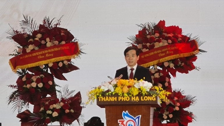 Bí thư Thành ủy thành phố Hạ Long Vũ Quyết Tiến đọc Diễn văn tại Lễ kỷ niệm.