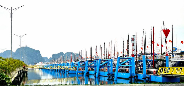 Cảng tàu khách quốc tế Hạ Long sẵn sàng đón du khách qua Cảng tham quan Vịnh Hạ Long với những điều kiện an toàn và tốt nhất.