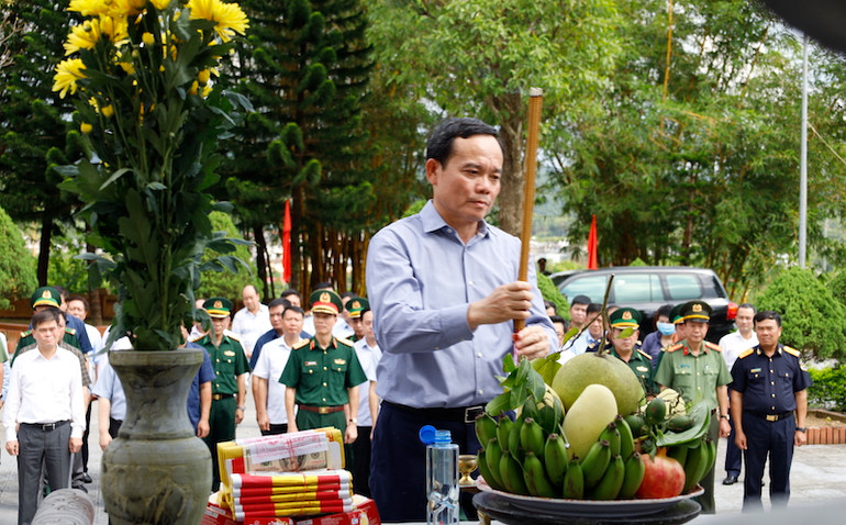 Phó Thủ tướng Trần Lưu Quang dâng hương tưởng nhớ các Anh hùng liệt sĩ tại Khu di tích lịch sử quốc gia Pò Hèn, xã Hải Sơn, thành phố Móng Cái.
