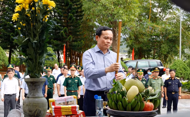 Phó Thủ tướng Trần Lưu Quang dâng hương tưởng nhớ các Anh hùng liệt sĩ tại Khu di tích lịch sử quốc gia Pò Hèn, xã Hải Sơn, thành phố Móng Cái. Phó Thủ tướng Trần Lưu Quang dâng hương tưởng nhớ các Anh hùng liệt sĩ tại Khu di tích lịch sử quốc gia Pò Hèn, xã Hải Sơn, thành phố Móng Cái.