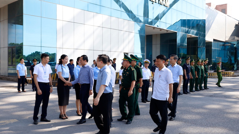 Phó Thủ tướng Trần Lưu Quang và Đoàn công tác đi kiểm tra công tác chống buôn lậu, gian lận thương mại và phòng, chống tội phạm trên địa bàn biên giới.