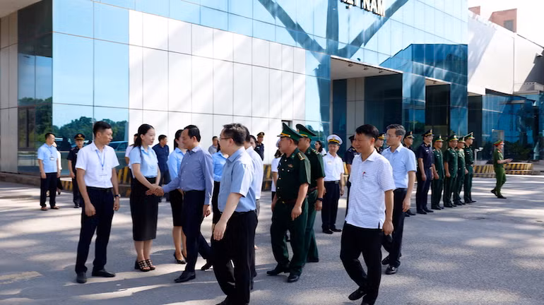Phó Thủ tướng Trần Lưu Quang và Đoàn công tác đi kiểm tra công tác chống buôn lậu, gian lận thương mại và phòng, chống tội phạm trên địa bàn biên giới. Phó Thủ tướng Trần Lưu Quang và Đoàn công tác đi kiểm tra công tác chống buôn lậu, gian lận thương mại và phòng, chống tội phạm trên địa bàn biên giới.