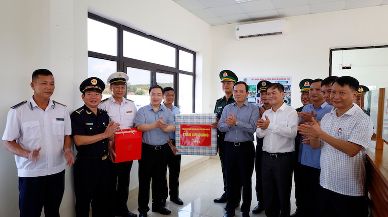 Phó Thủ tướng Trần Lưu Quang tặng quà cho các lực lượng chức năng đang làm việc tại Cửa khẩu quốc tế Móng Cái.