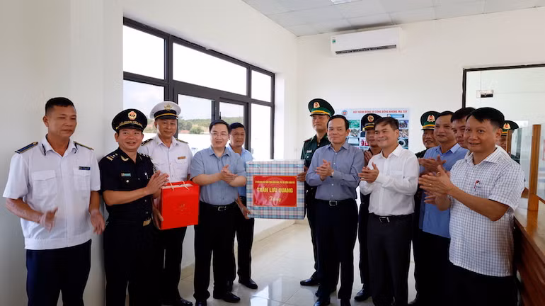Phó Thủ tướng Trần Lưu Quang tặng quà cho các lực lượng chức năng đang làm việc tại Cửa khẩu quốc tế Móng Cái. Phó Thủ tướng Trần Lưu Quang tặng quà cho các lực lượng chức năng đang làm việc tại Cửa khẩu quốc tế Móng Cái.