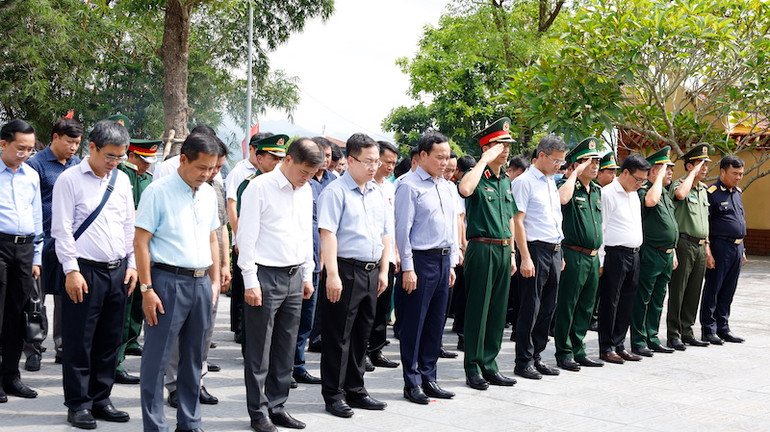Phó Thủ tướng Trần Lưu Quang cùng lãnh đạo tỉnh Quảng Ninh, thành phố Móng Cái và Đoàn công tác dâng hương tại Khu di tích lịch sử quốc gia Pò Hèn.