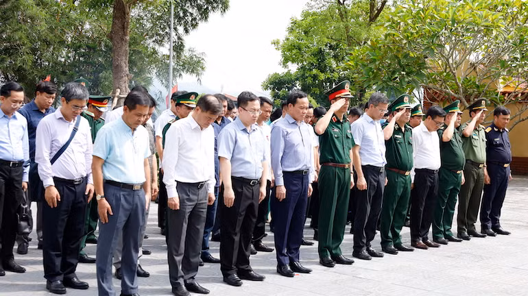 Phó Thủ tướng Trần Lưu Quang cùng lãnh đạo tỉnh Quảng Ninh, thành phố Móng Cái và Đoàn công tác dâng hương tại Khu di tích lịch sử quốc gia Pò Hèn. Phó Thủ tướng Trần Lưu Quang cùng lãnh đạo tỉnh Quảng Ninh, thành phố Móng Cái và Đoàn công tác dâng hương tại Khu di tích lịch sử quốc gia Pò Hèn.