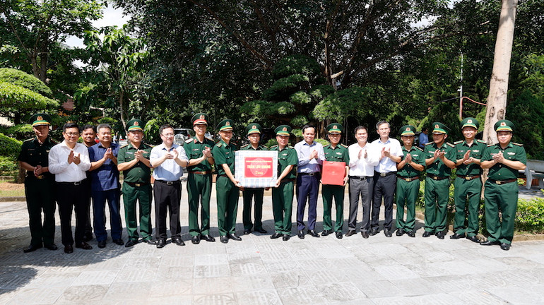 Phó Thủ tướng Trần Lưu Quang tặng quà cho cán bộ, chiến sĩ Đồn Biên phòng Hải Sơn, Móng Cái.