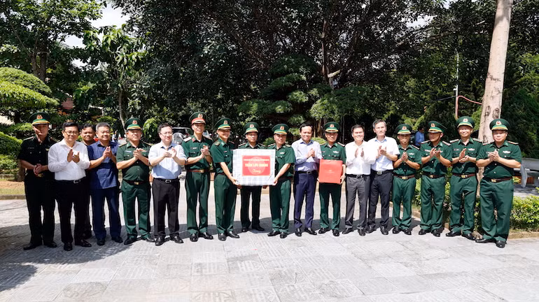 Phó Thủ tướng Trần Lưu Quang tặng quà cho cán bộ, chiến sĩ Đồn Biên phòng Hải Sơn, Móng Cái. Phó Thủ tướng Trần Lưu Quang tặng quà cho cán bộ, chiến sĩ Đồn Biên phòng Hải Sơn, Móng Cái.