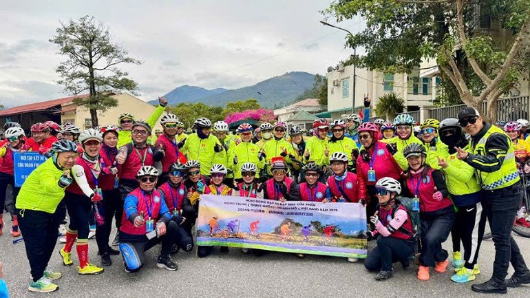 Vận động viên hai nước chụp ảnh lưu niệm.