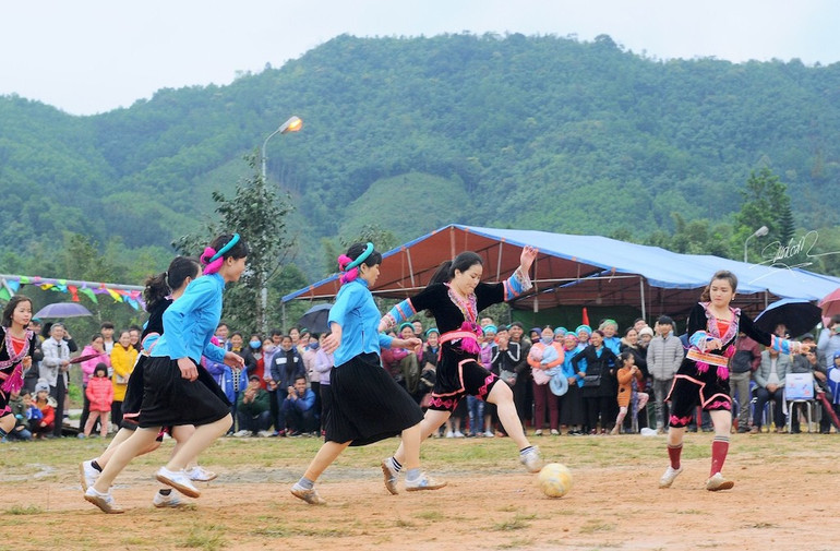 Giao lưu bóng đá nữ giữa các địa phương tại Lễ hội hoa sim biên giới năm 2021.