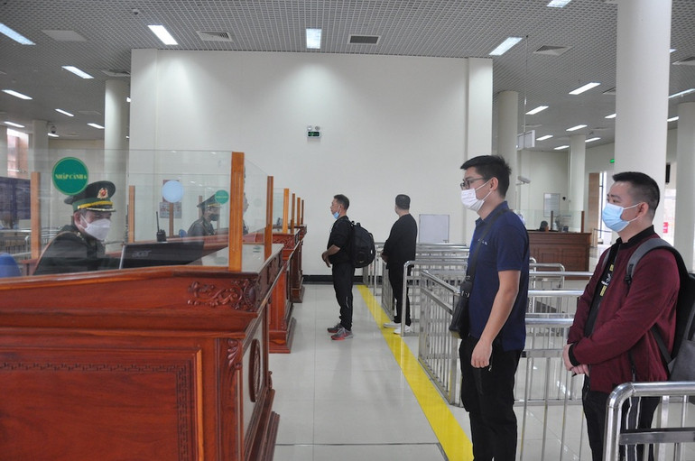 Du khách làm thủ tục xuất nhập cảnh qua Cửa khẩu quốc tế Móng cái, Quảng Ninh.