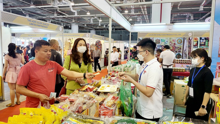 Ngay sau lễ khai mạc đã có rất đông người dân Quảng Ninh và du khách mua các sản phẩm của Thái Lan.