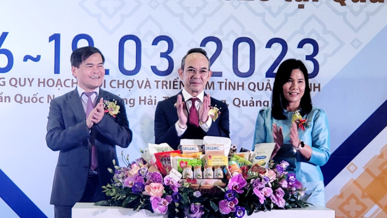 Các đại biểu ấn nút khởi động Tuần lễ sản phẩm Thái Lan 2023 tại Quảng Ninh.