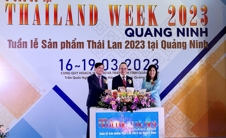 Các đại biểu ấn nút khai mạc Tuần lễ sản phẩm Thái Lan 2023 tại Quảng Ninh.