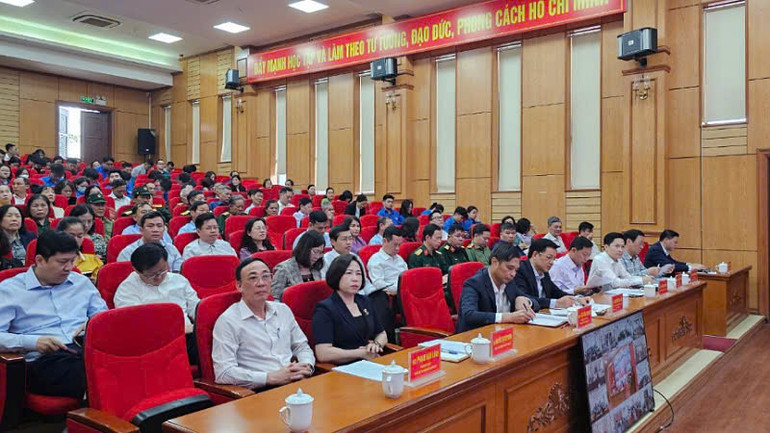 Cử tri thành phố Cẩm Phả tại buổi tiếp xúc.