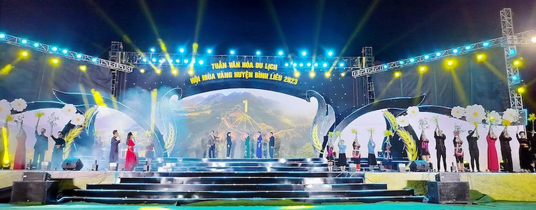 Các đại biểu ấn nút khai mạc Tuần Văn hóa-Du lịch, Hội mùa vàng Bình Liêu năm 2023. Các đại biểu ấn nút khai mạc Tuần Văn hóa-Du lịch, Hội mùa vàng Bình Liêu năm 2023.