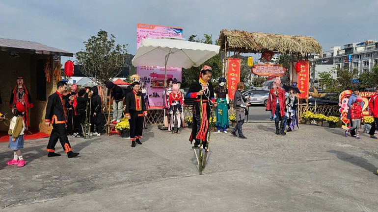 Không gian Văn hóa Tết các dân tộc tỉnh Quảng Ninh lần đầu tiên được tổ chức thu hút đông đảo người dân và du khách đến trải nghiệm trong dịp Tết Ất Tỵ 2025.