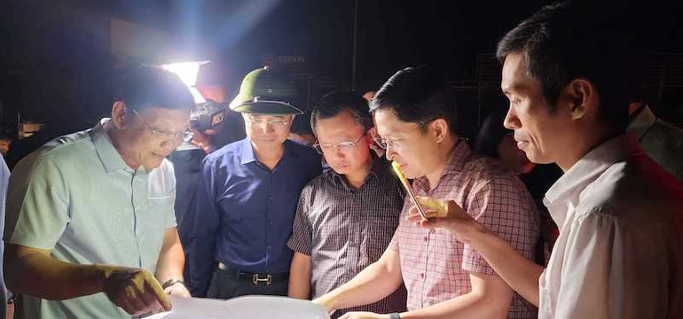 Lãnh đạo tỉnh Quảng Ninh và thành phố Cẩm Phả cùng cơ quan chuyên môn đánh giá nguy cơ sạt lở tại phường Quang Hanh để có phương án ứng phó kịp thời.