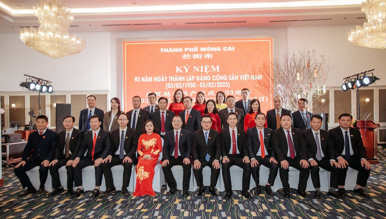 Đoàn đại biểu chính quyền nhân dân hai thành phố Móng Cái (Việt Nam) và thành phố Đông Hưng (Trung Quốc) chụp ảnh lưu niệm.