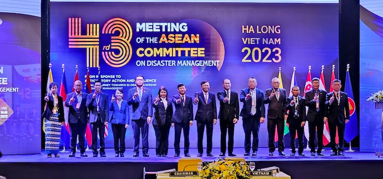 Đại biểu các nước ASEAN và Việt Nam thể hiện quyết tâm tăng cường hành động trong phòng, chống thiên tai khu vực ASEAN.
